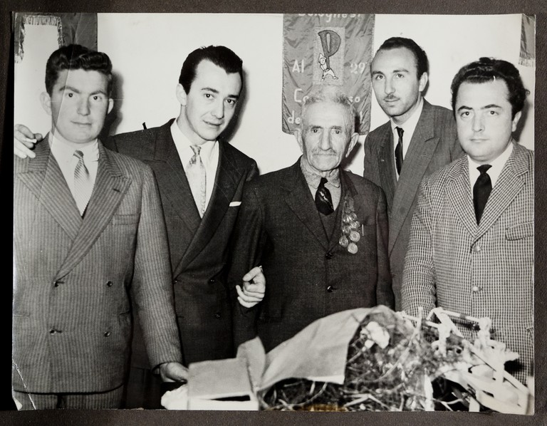 Sede bolognese del Partito Socialista Italiano (?), Alcide Cervi in visita, in posa per una foto ricordo con alcuni ospiti